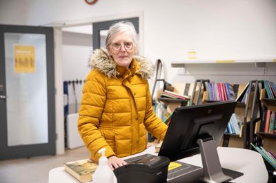 Kirsten Madsen kommer cirka en gang om ugen på lokalbiblioteket i Herning. Hun læser helst danske, svenske, norske og islandske forfattere, og var inde for at aflevere, da Folkebladet faldt i snak med hende. Som hun sagde, er der altid noget, der frister på reolerne, så hun lånte blandt andet Maria Hellebergs »Kærlighedsbarn« . Bogen læste hun, da den udkom i 2003, men fik lyst til et gensyn med den.