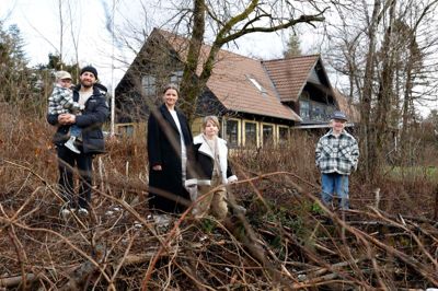 Rasmus og Matilde Nielsen gør, hvad mange andre drømmer om: De har købt en bus, som er ved at blive bygget om, så de kan rejse ud i verden med deres tre - snart fire - børn, Cooper på tre år, som sidder på fars arm. Syvårige Sia, som står ved sin mor, og helt til højre er det femårige Carlton.