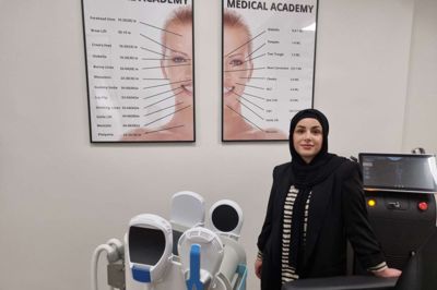 Den nye klinik i Bredgade 6D åbnede i sidste uge med blandt andre Mays Faisal som kosmetisk sygeplejerske.