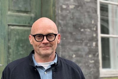 Én ting står øverst på rektor Søren Taanings ønskeliste: Flere penge til Det Jyske Kunstakademi. Det har han arbejdet for siden sin tiltrædelse i september 2022, og med akademiets flytning til Sydhavnen i Aarhus i 2025, skulle det gerne lykkes at få sat en stopper for den skæve tildeling af midler, der betyder, at akademiet i København bliver forfordelt med mange millioner kroner.