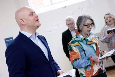 Kulturminister Jakob Engel-Schmidt besøgte Sangens Hus i Herning, hvor der blev sunget »Den blå anemone«. Her ses han sammen med Elsebeth Gerner Nielsen, der er strategisk direktør i Sangens Hus.
