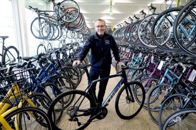 Nu begynder Henning Jørgensen at sætte priserne ned på mountainbikes i forbindelse med ophørsudsalget. Billedet er fra hans 30-årsjubilæum sidste år.
