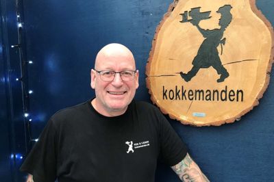 Bjarne Bøgh er uddannet både kok og tjener, og det passer jo meget godt med, at Kokkemanden er »kok og tjener ud af huset«.