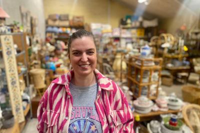 Det går strygende for Nadia Lisbygd, der har brugt otte år på at bygge sit firma, Moderne Retro op. Siden sommer har hun været på fuldtid med eget firma, og det er noget, der bringer smilet frem på daglig basis.