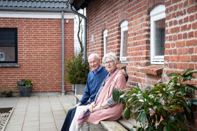 Alois og Elke Söllmann kan torsdag 7. marts fejre krondiamantbryllup. I over 40 år drev de virksomheden Tama i Tarm, men de seneste tre år har de boet i Gjellerup i den ombyggede staldbygning, som ses bagved dem. Parrets yngste datter og mand bor i huset til venstre i billedet.