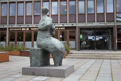 »Seated Woman« er uomtvisteligt en statue af en kvinde - men ikke af en navngiven kvinde, som kulturministeren nu efterlyser.