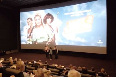 Det er måske ikke lige til at se det, hvis man ikke lige ved det, men nede på gulvet står Mille Dinesen, Lærke Winther og Stephania Potalivo