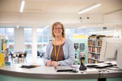 I Vildbjerg er brugerne gode til at bruge biblioteket. Biblioteket er også et værested. Et sted, hvor man kan opholde sig helt uforpligtende - også i weekender, siger bibliotekar Dinna Andrup Madsen.