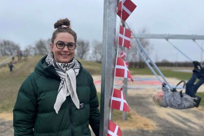 Forælder Anne Weise har været primus motor på at skaffe en kvart million kroner til en ny legeplads i Lind, mens kommunen har bidraget med yderligere 200.000 kroner.