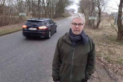 Carsten Markussen og beboerne langs Voldsgårdvej i Studsgård vil arbejde for, at landsbyen ikke bliver brugt som genvej for bilister. De foreslår at indsnævre Voldsgårdvej for at tvinge trafikken uden om landsbyen og give børnene en sikker vej til skole.