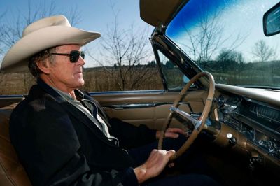 Martin Overgaard i hans Cadillac. Den pakkes med termokaffe og madkurv, når han og kæresten Lisbeth Larsen kører en tur. Kassettebånd med Elvis Presley og John Denver er en fast del af oplevelsen.
