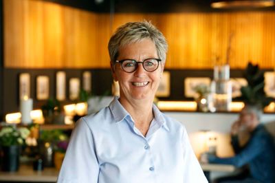 Lene Dyrby Andersen elsker at befinde sig blandt gæsterne hos Dyrby's på Torvet i Herning. Fredag 15. marts fylder hun 60 år.