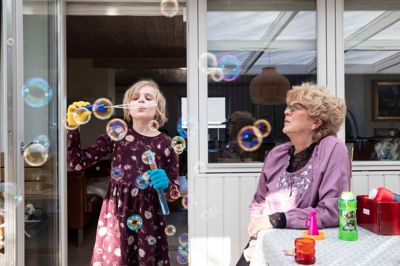 Karen Jensen er aktiv i Børns Voksenvenner. Hun har i halvandet år været voksenven for Thea Bubel. Hvor torsdag henter hun Thea ved Højgårdskolen i Lind og bruger eftermiddagen sammen med hende på lige det, de har lyst til.