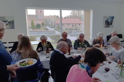 Det er efterhånden blevet en tradition, at menighedsrådet i Engesvang inviterer på jødisk påskefrokost skærtorsdag. Foto: Privatfoto