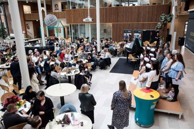I foråret blev det markeret på social- og sundhedsskolen i Herning, at 44 nye social- og sundhedshjælpere var blevet uddannet - heraf var 16, der har været kursister på »Godt på vej til sosu«, som er Herning Kommunes vej til at rekruttere flere medarbejdere til ældreplejen.