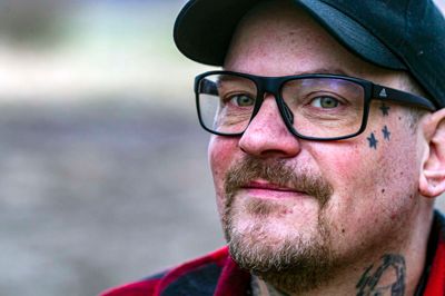 Frederik Poulsen røg sin første joint, da han var 13 år. I dag er han 47 år, og først for otte år siden lagde han livet som stiknarkoman på hylden. Siden har han kæmpet sig til en tålelig tilværelse.