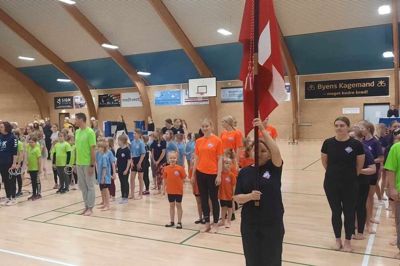 Gymnasterne fra Aulum i fælles indmarch og klar til at vise, hvad de arbejdet med i vinterens løb.