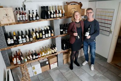 Penille Moos Eggertsen satser fuld tid på at få udviklet Egmoos Vine, mens Leon Eggertsen passer sit fuldtidsjob ved siden af vinfirmaet.