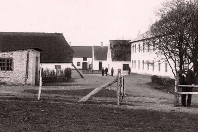 Møltrup Optagelseshjem omkring 1916. Ved gærdet til højre står forstander Johannes Munck, som Axel R. Broby udviklede et venskab med.
