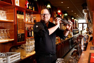 Kasper »Morfar« Jakobsen har været bartender siden 2005. I dag er han bestyrer og daglig leder hos Fox and Hounds i Herning.