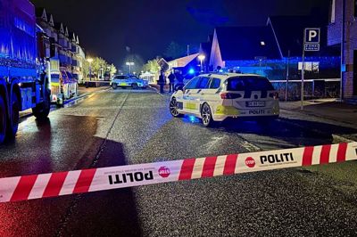 Politiet slog storalarm, da to mænd angreb to andre mænd med en økse og en isoleringskniv i Superkiosken på Gl. Landevej. Under tumulten tabte en af gerningsmændene en pistol, som han selv endte med at blive skudt med. Den skudsag har landsretten i dag gjort straffri for en 21-årige mand fra Herning.
