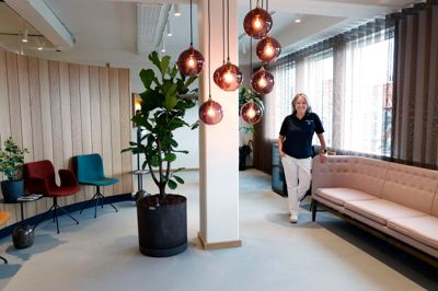 Klinikansvarlig Monica Hassing viser rundt i den nyrenoverede klinik.