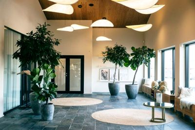 HUSET I_RO byder på behandlinger af krop og sind, holdtræning som yoga, møde- og festlokaler samt en hyggelig cafe.