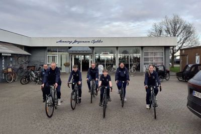 Herning Cykle Klub har investeret i 10 racercykler, som kan lånes ud til medlemmer i ungdomsafdelingen. På to hjul er det fra venstre Allan Nyland Christensen, Matti Hendriksen, Morten Holck, Oskar Mejer, Susan Hendriksen og Carla Holck. Cykelforhandler Henning Jørgensen yderst til venstre har klargjort sin gamle klubs investering i ungdommen.