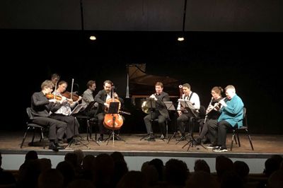 Udover den særligt udformede suite for to oboer med værker af Mozart, Isang Yun, Telemann og Musgrave, stod den afsluttende nonet stærkt i billedet. Det er altså ikke hver dag, man oplever ni musikere på scenen i koncertsalen på Heart. De opførte Samuel Coleridge-Taylors opus 2. Aftenens specialgæst, Nicholas Daniel, sidder længst til højre. Foto: Klara Bernat