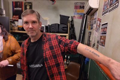 Jelte Louwsma var forgabt i dansk musik - og det helt store idol var kunstneren Bisse, som har taget dette foto af sin super-fan efter en koncert i januar 2024.