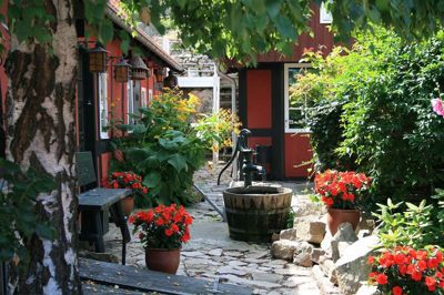 Bornholm er hyggelige gårdmiljøer, hvor der ofte er tid til at nyde en kop kaffe.
