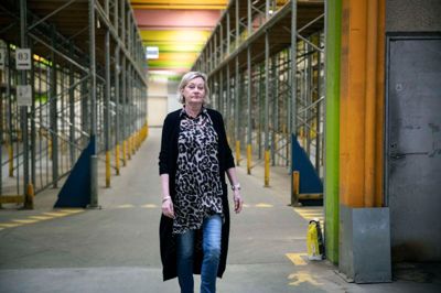 46 år og otte måneder efter at hun begyndte på kontoret som elev, gør Susanne Vejling klar til at lukke og slukke på Dagrofas lager på Mørupvej. For hende har det været den helt rigtige arbejdsplads - næsten som en familie - og lige nu er hun både vemodig og glad for sine nye muligheder som pensionist efter påske.
