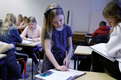Eleverne på Arnborg-Kølkær Skole er en af de otte mellemstore skoler i Herning, der vil miste penge med en ny måde at fordele skolepenge på.