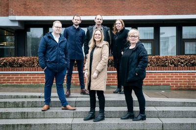 Mediehuset Ikast-Brande, som udgiver Herning Folkeblad, Ikast Avis og Focus Ikast-Brande inviterer indenfor på rådhuset torsdag 25. april. Fra venstre ses udvalgsformand Simon Vanggaard (DF), egnsredaktør Mikkel Korsgaard Christensen, journalist Kasper Malling Beck, journalist Merete Riis Jensen, journalist Laila Kempel, og i midten ses fotograf Linna Grøn Secher.