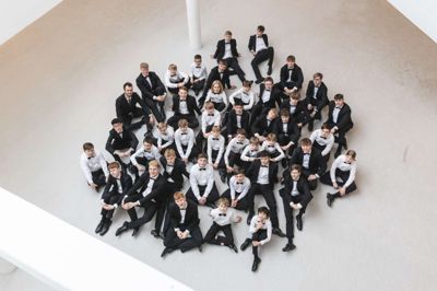 Det nyeste pressefoto af drengekoret er taget på Carl-Henning Pedersen & Else Alfelts Museum. Severin Korsgaard ses ude til venstre.