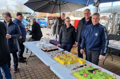 Snart er det skiftedag i Rema 1000 i Lind. Den nye købmand, Allan Villadsen (t.h.), tager over fra ægteparret Kent og Hanne Hansen Krüger, der også stod for at servere kage til kunderne foran butikken mandag eftermiddag.
