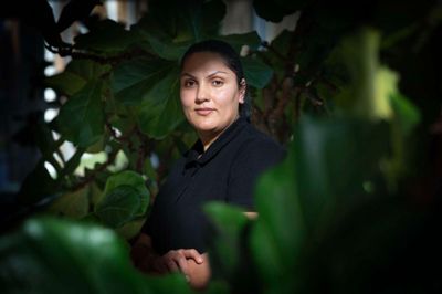 Shakera Asiti måtte flygte fra sit hjem i Afghanistan, da Taliban kom til magten. I dag bor hun med familien i Silkeborg - har job på hotel Scandic - og er lykkelig, fortæller hun.