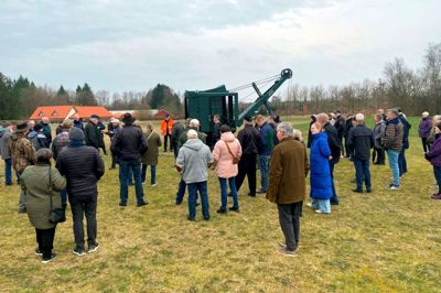 Masser af gæster dukkede op, da årets sæson på Søby Brunkulslejer blev indledt ved at starte den snart 90-årige gravemaskine op.