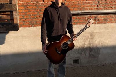 Guitaristen Frederik Sandfeld har været landet rundt med Pil i de seneste uger. Han elsker det.