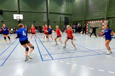 Da Folkebladet kiggede forbi Sportscenter Herning, var en intens kamp mellem Herning FH og Vallensbæk TIK's U15-piger i gang i opvarmningshallen, hvor publikum nærmest sidder på sidelinjerne. Der blev heppet højlydt på begge hold, men kampen sluttede 11-11.