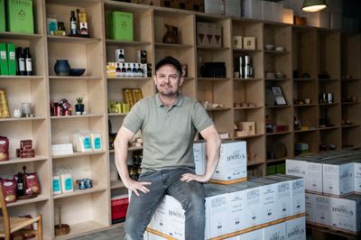 Direktør Thomas Damgaard fra Aage Damgaard ApS glæder sig over at kunne føje en gårdbutik til koncernens aktiviteter.