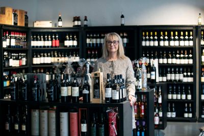 59-årige Marianne Thrane har sin hverdag i butikken i Søndergade i Herning. Hun tager også gerne på rejser for at blive klogere på vin.