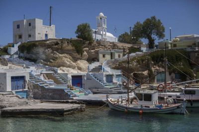 Den græske ø Milos har alt det, man forventer af øer i Kykladerne - bare ikke ret mange turister. Foto: Socrates Baltagiannis/Ritzau Scanpix