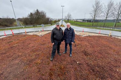 De er nu sådan set meget tilfredse - Christen Dam Larsen (t.v.) og Jørgen B. Jørgensen (t.h.), der sidder i »Det runde udvalg« i Aulum. For nu er forskønnelsen af Aulums tre rundkørsler kommet i gang, og selvom det ikke kunne blive til en skulptur i midten af den ene rundkørsel, så er der nu penge til at renovere alle tre rundkørslerne, så de får et ens udtryk.