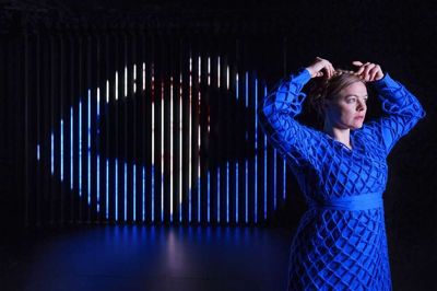 Ingrid-Marie Thorlacius er alene på scenen i »I krydset får de ny sofa«.