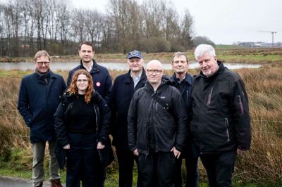 Syv kandidater til EU-valget besøgte fredag Herning Vand for at høre om indvinding af drikkevand, rensning af spildevand og som her klimasøerne i Lillelund Engpark, der skal hindre oversvømmelser ved kraftige regnskyl. Fra venstre er det Asger Christensen (V), Magnus Barsøe (S), Frederikke Hellemann (EL) Martin Sibast (LA), Rasmus Nordqvist (SF), Steen Holm Iversen (K) og Thue Grum-Schwensen (SF).