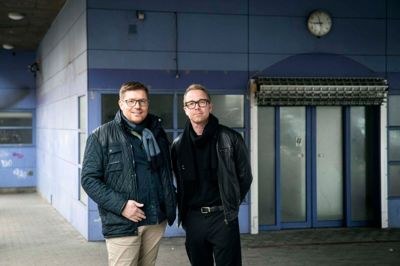- Det vil glæde os så inderligt, hvis vi kan skabe liv i den bygning og i det område. Vi håber på at blive en adgangsvej fra banegården til byen, og at kommunen fortsat vil prioritere at integrere Smedegade som en del af midtbyen. Hvis vores tilstedeværelse kan bidrage til endnu mere udvikling, så er vi glade, siger franchisetager Tommy Refshøj (t.v.), der fortæller om de planer for Hernings kommende restaurant, som arkitekt Kaare Dahlmann skal være med til at indfri.