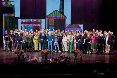 Hele holdet bag musicalen »Midt om natten« var samlet med administrerende direktør i MCH A/S Georg Sørensen i front efter aftenens premiere. Foto: MCH/Tony Brøchner