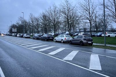 Den østlige parkeringsplads ved Sportscenter Herning og Kvik Hockey Arena bliver hurtigt fyldt - særligt hvis der er store begivenheder begge steder - og så parkerer gæsterne i rabatten, på handicappladser og på brand- og redningsveje, som her ved fredag aftens semifinale.