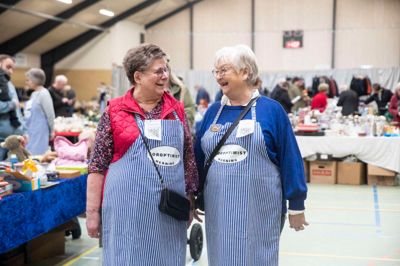 Eva Mortensen og til højre Tove Johanson ved weekendens loppemarked i Nordvest Hallen. De lokale soroptimister fik samlet 35.000 kroner ind.